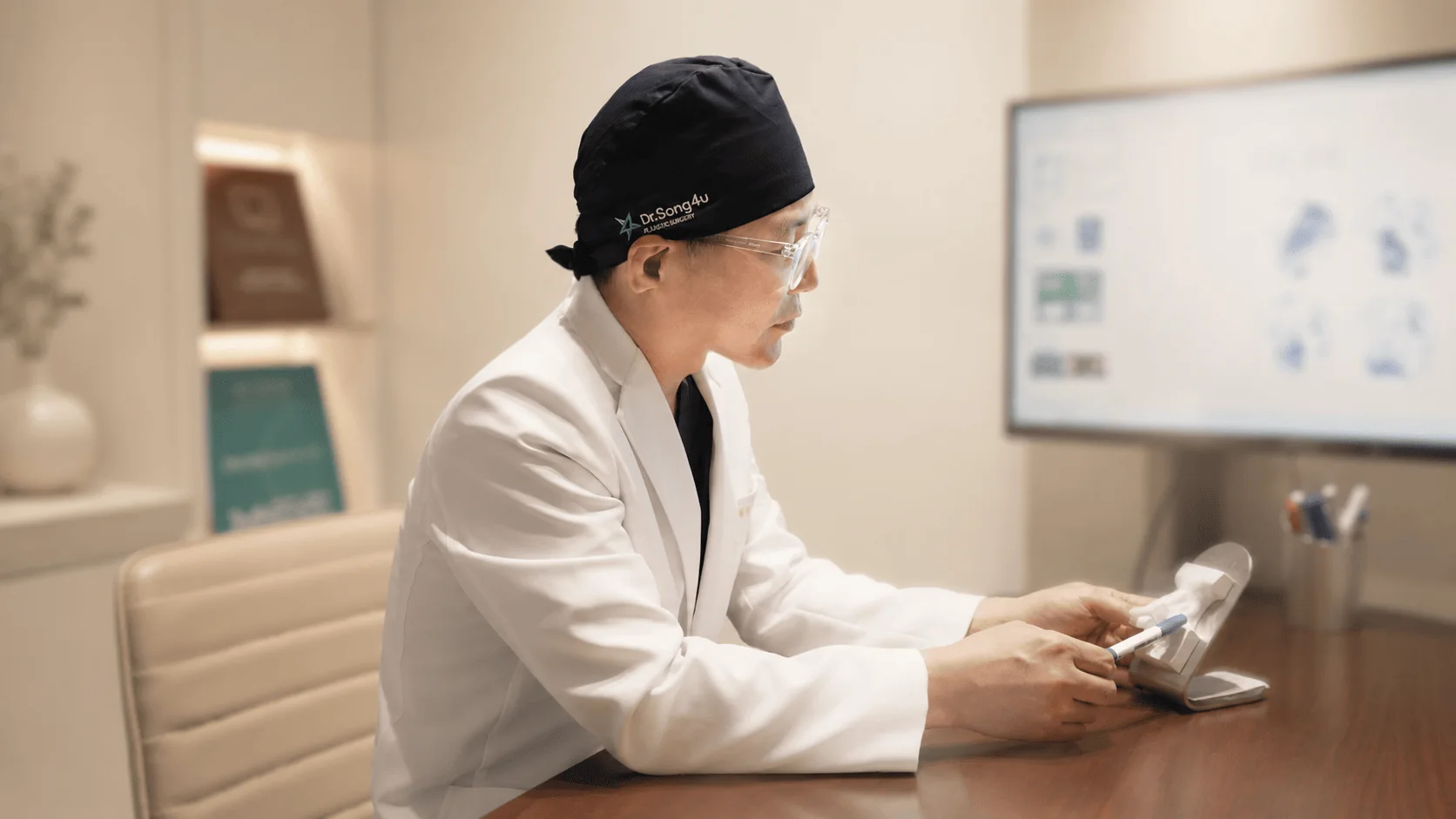 송형민 대표원장 — 코성형 상담